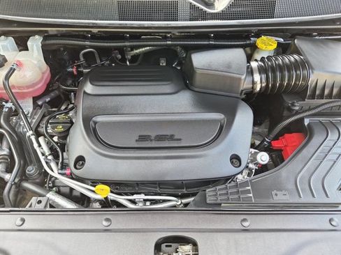 Used 2025 Chrysler Pacifica Select FWD image 32
