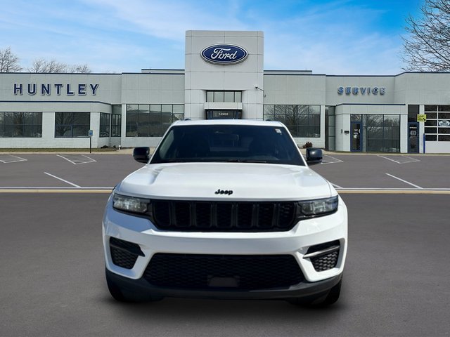 Used 2024 Jeep Grand Cherokee Altitude AWD/4WD image 3