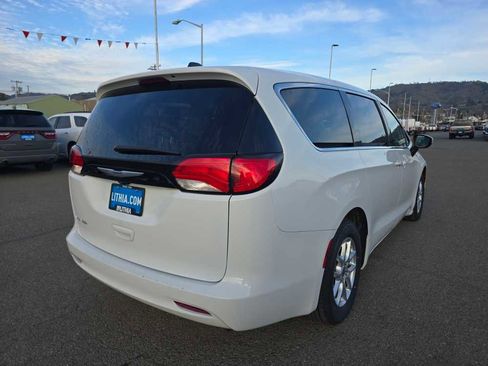 Used 2023 Chrysler Voyager LX image 5