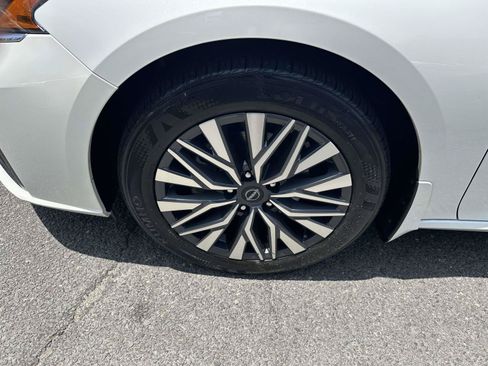 Used 2024 Nissan Altima 2.5 SV FWD image 6