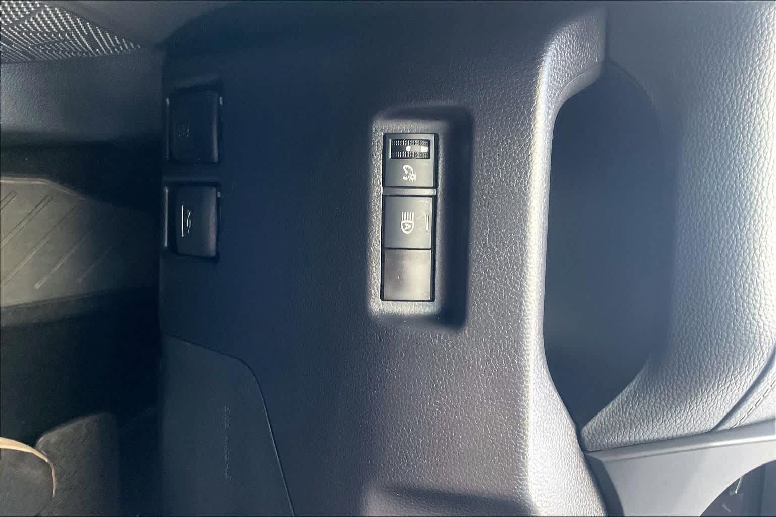 Used 2025 Toyota RAV4 XLE FWD image 33