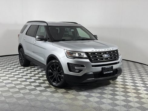 Used 2017 Ford Explorer XLT w/ Equipment Group 202A AWD/4WD image 2