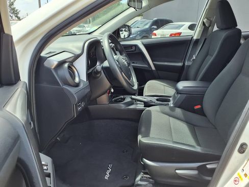 Used 2018 Toyota RAV4 LE FWD image 10