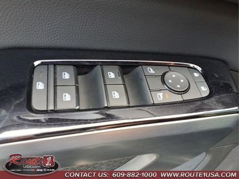 Used 2025 Nissan Pathfinder SL FWD image 30