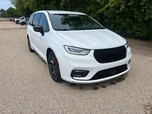 Used 2024 Chrysler Pacifica Limited FWD image 1