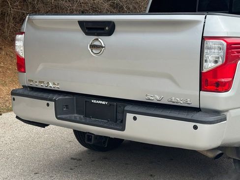 Used 2018 Nissan Titan SV w/ SV Convenience Package image 6