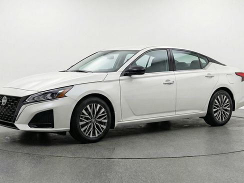 Used 2025 Nissan Altima 2.5 SV FWD image 3