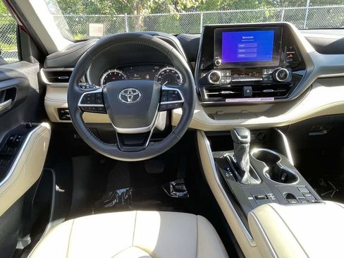 Used 2024 Toyota Highlander XLE FWD image 19