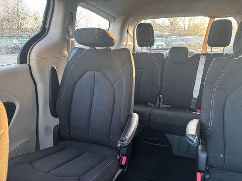 Used 2023 Chrysler Voyager LX image 37