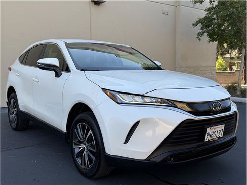 Used 2022 Toyota Venza LE AWD/4WD image 2