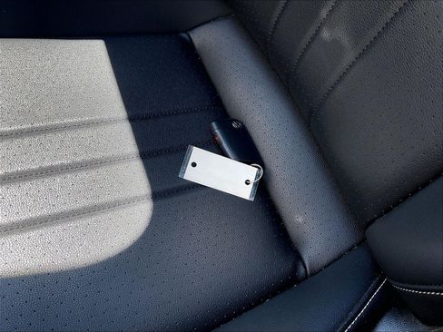 Certified 2023 Volkswagen Tiguan SE R-Line FWD image 11