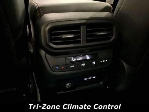 Used 2025 Honda Pilot TrailSport image 10