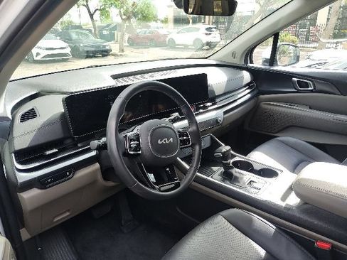 Used 2026 Kia Carnival FWD image 3