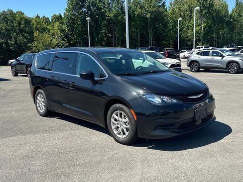 Used 2023 Chrysler Voyager LX FWD image 2