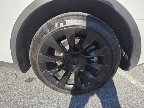 Used 2022 Tesla Model Y Long Range AWD/4WD image 29