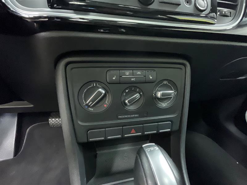 Used 2015 Volkswagen Beetle TDI FWD image 17