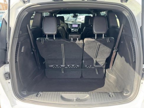 Used 2025 Chrysler Pacifica Select FWD image 8