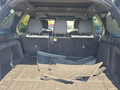 Used 2023 Land Rover Discovery S R-Dynamic image 10