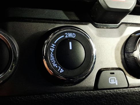 Used 2017 Toyota Tacoma SR AWD/4WD image 16
