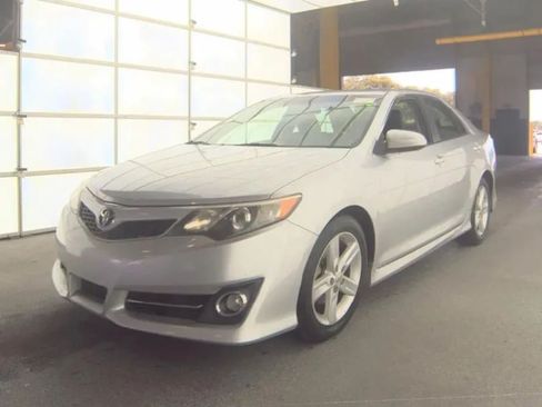 Used 2012 Toyota Camry SE FWD image 2
