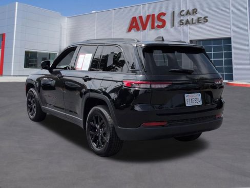 Used 2025 Jeep Grand Cherokee Altitude AWD/4WD image 9