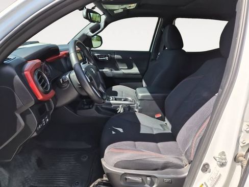 Used 2017 Toyota Tacoma TRD Sport w/ Premium & Technology Package AWD/4WD image 9