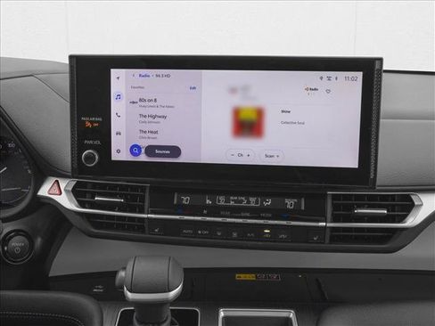 Used 2026 Toyota Sienna XLE FWD image 7