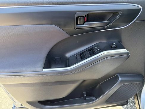Used 2021 Toyota Highlander LE FWD image 13