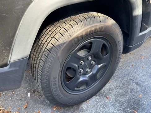 Used 2020 Jeep Compass Sport image 3