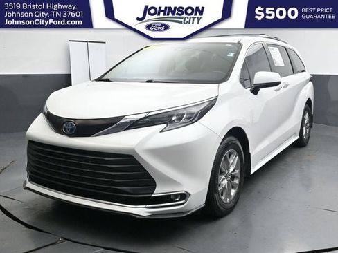 Used 2024 Toyota Sienna XLE FWD image 5