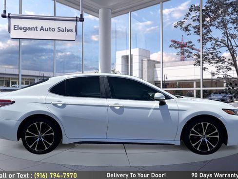 Used 2018 Toyota Camry SE w/ Moonroof Package FWD image 4