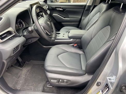 Used 2025 Toyota Highlander XLE image 13