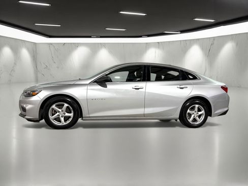 Used 2018 Chevrolet Malibu LS image 2