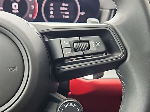 Used 2025 Porsche Cayenne image 32