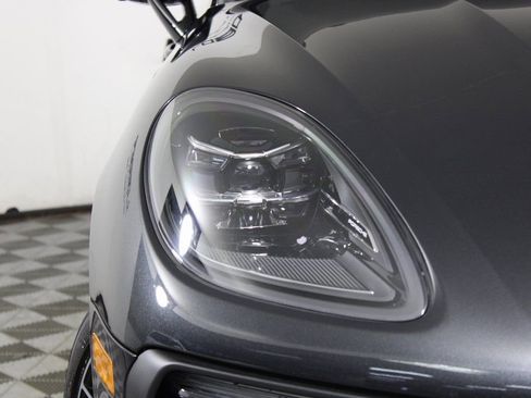 Certified 2026 Porsche Macan AWD/4WD image 11