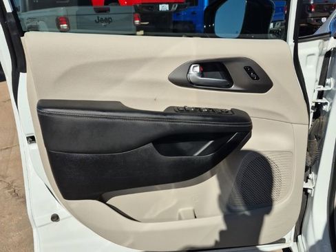 Certified 2024 Chrysler Pacifica Touring-L image 13