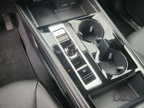 Used 2024 Volkswagen Atlas SE image 31