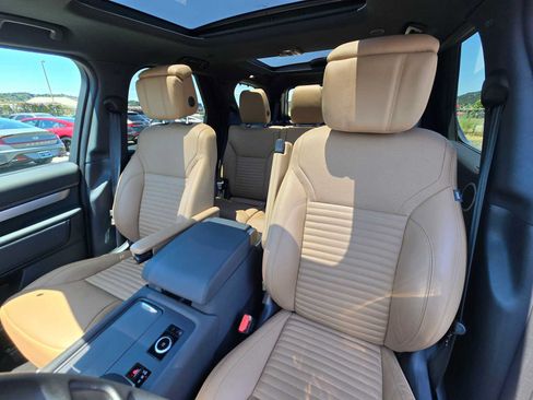 Used 2025 Land Rover Discovery Dynamic SE AWD/4WD image 23