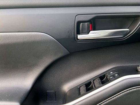 Used 2022 Toyota Highlander XLE image 22