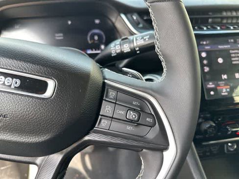 Used 2023 Jeep Grand Cherokee Altitude image 11