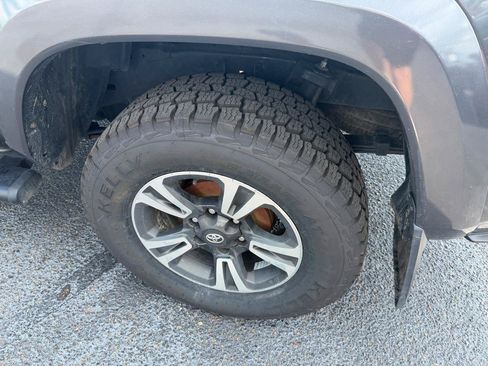 Used 2019 Toyota Tacoma TRD Sport AWD/4WD image 5
