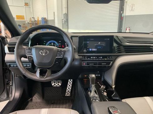 Used 2025 Toyota Camry SE w/ Convenience Package AWD/4WD image 12