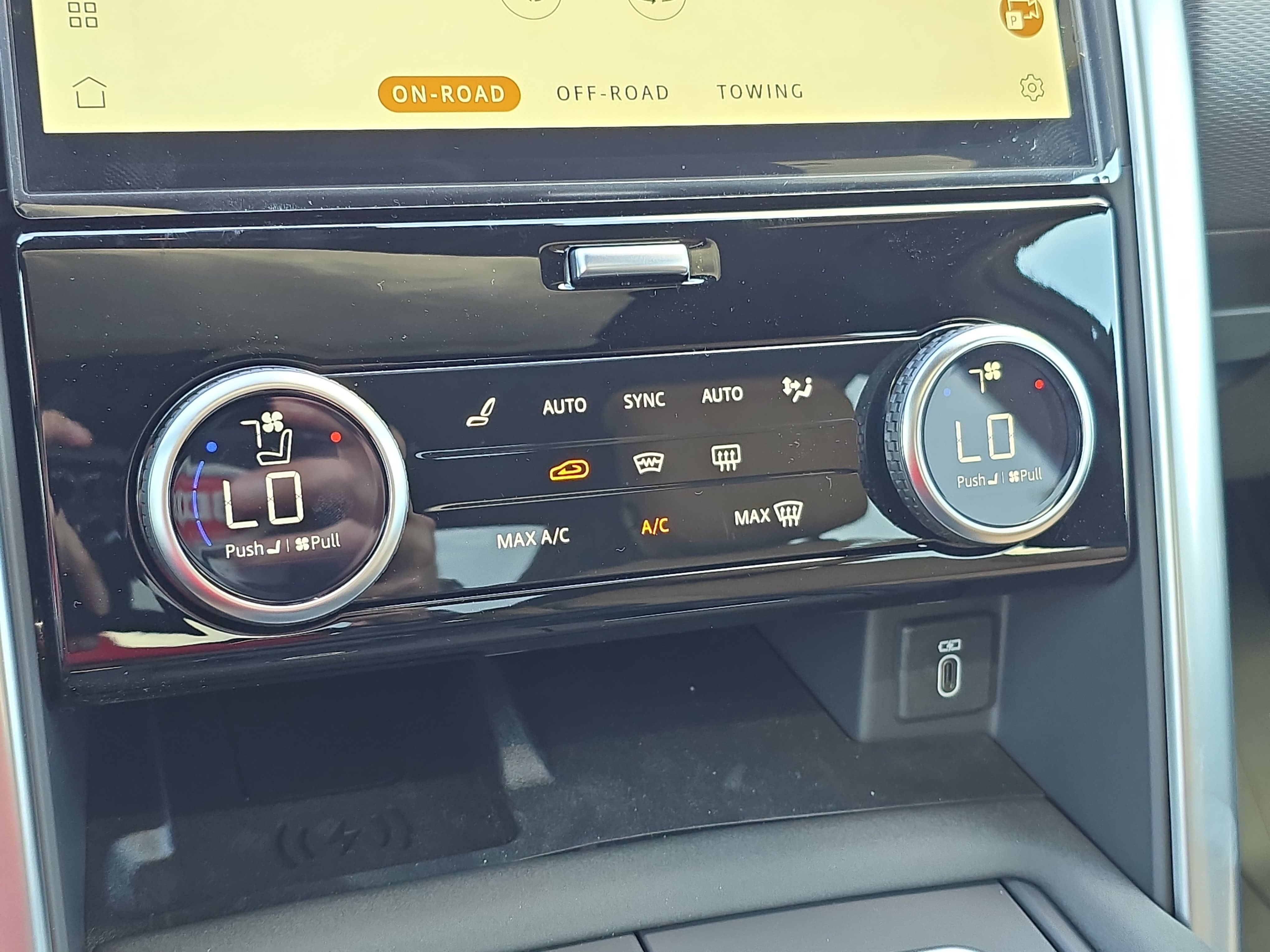 New 2026 Land Rover Discovery Limited Edition AWD/4WD image 24