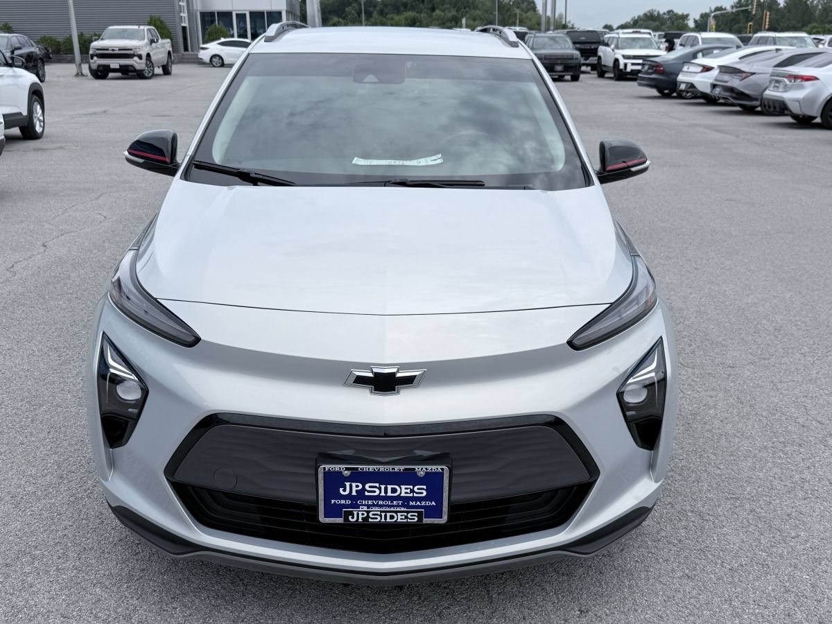 Used 2023 Chevrolet Bolt EUV LT w/ Convenience Package FWD image 3