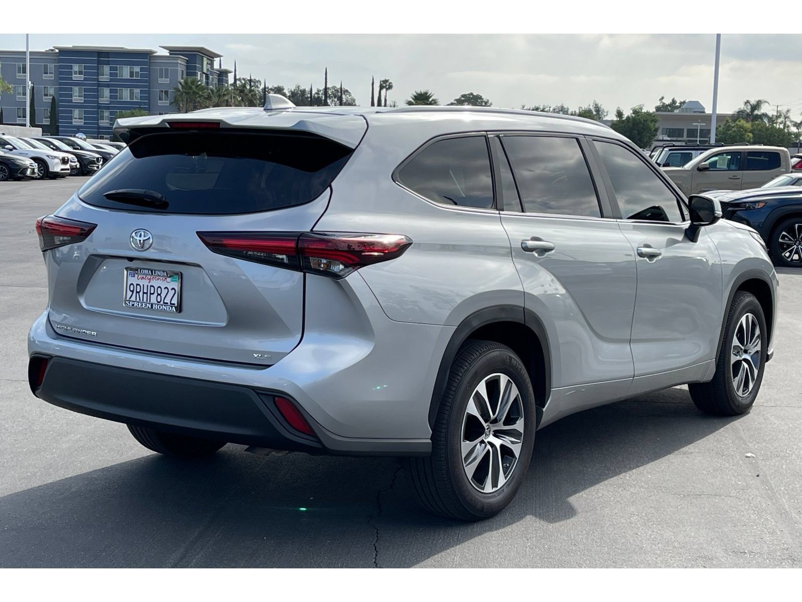 Used 2024 Toyota Highlander XLE FWD image 6