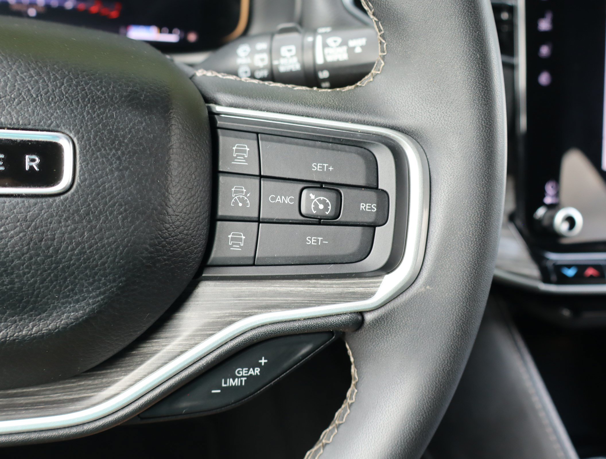Used 2024 Jeep Wagoneer L Series II AWD/4WD image 23