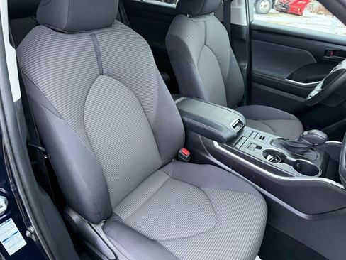 Used 2022 Toyota Highlander L image 11