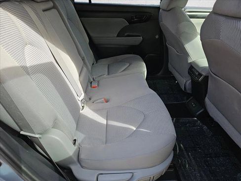 Used 2020 Toyota Highlander LE image 18