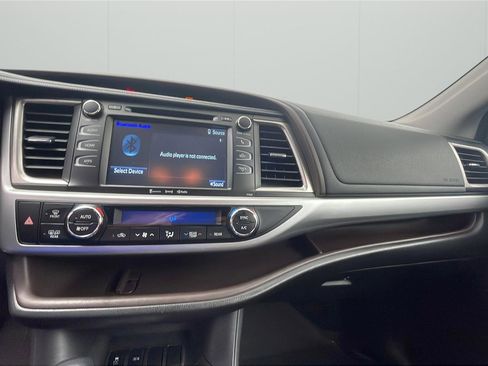 Used 2017 Toyota Highlander Plus FWD image 16