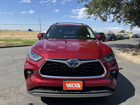 Used 2023 Toyota Highlander Platinum AWD/4WD image 2